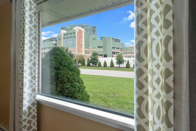 Building Photo - In the Pocket Packer House-Lambeau Lodging