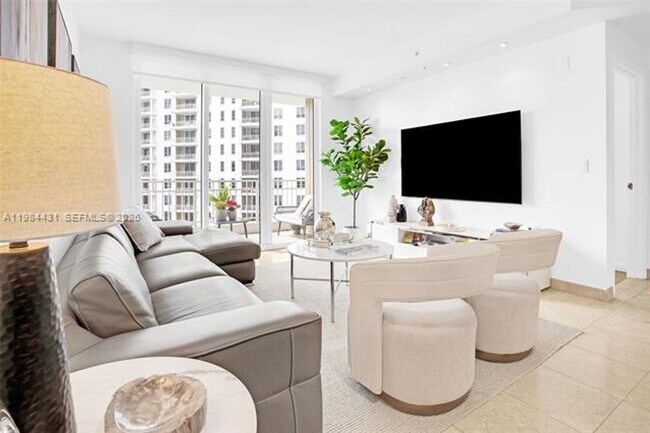 Building Photo - 801 Brickell Key Blvd