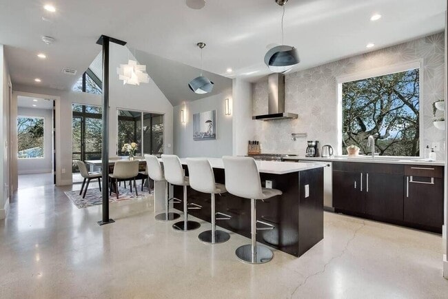 Building Photo - 1802 W 10th St