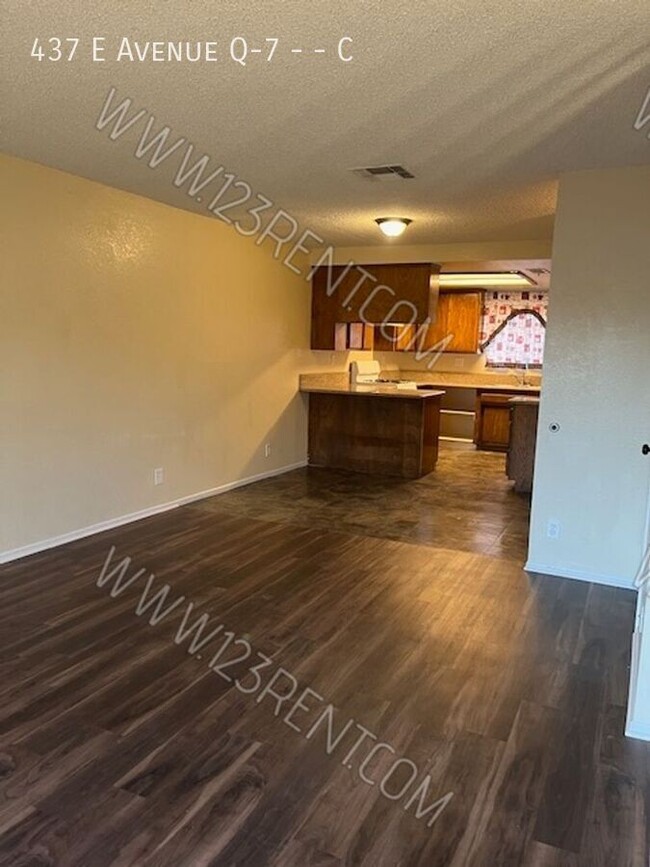 Building Photo - 2 Bedroom / 1.5 Bath Townhouse East Palmdale