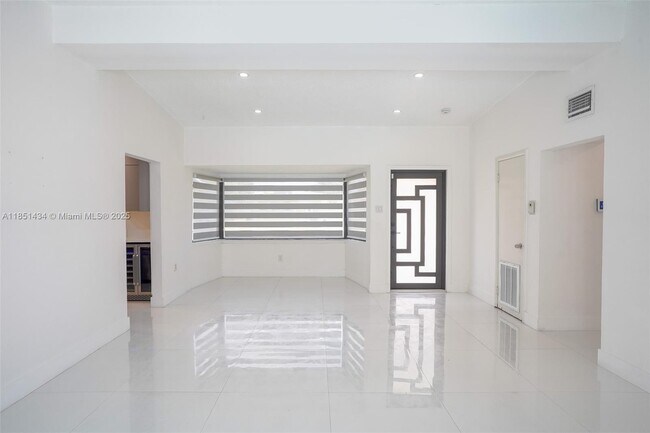 Building Photo - 840 NW 170th Terrace