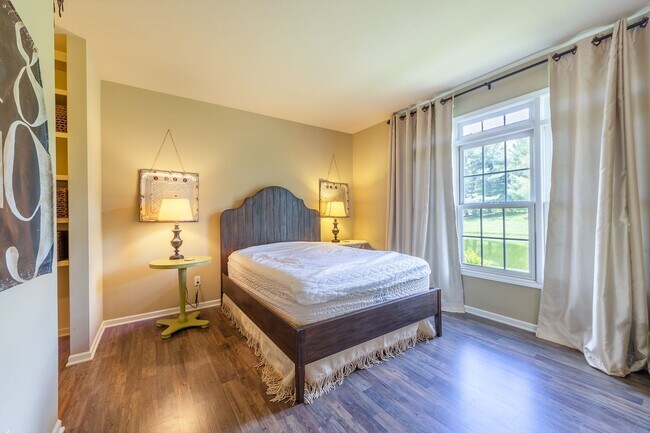 Building Photo - Fully Furnished Executive Condo