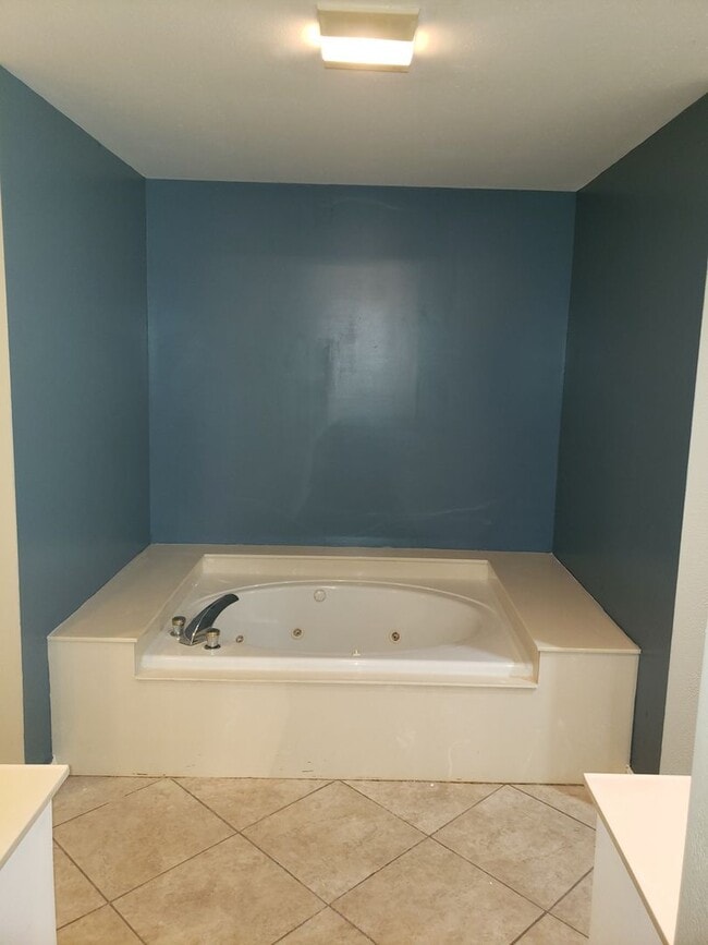 Building Photo - Beautiful 2 bed/2 bath townhome in the gat...