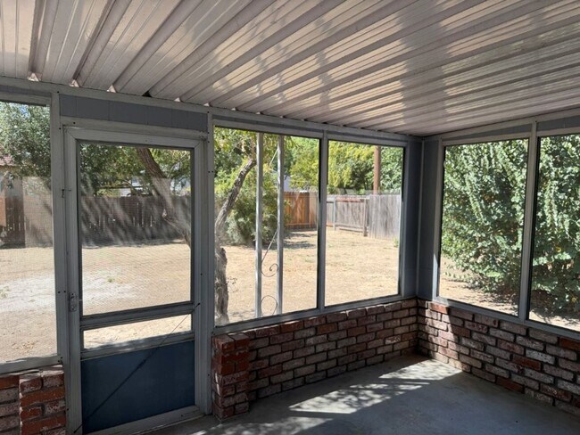Building Photo - 1321 Chestnut Ln