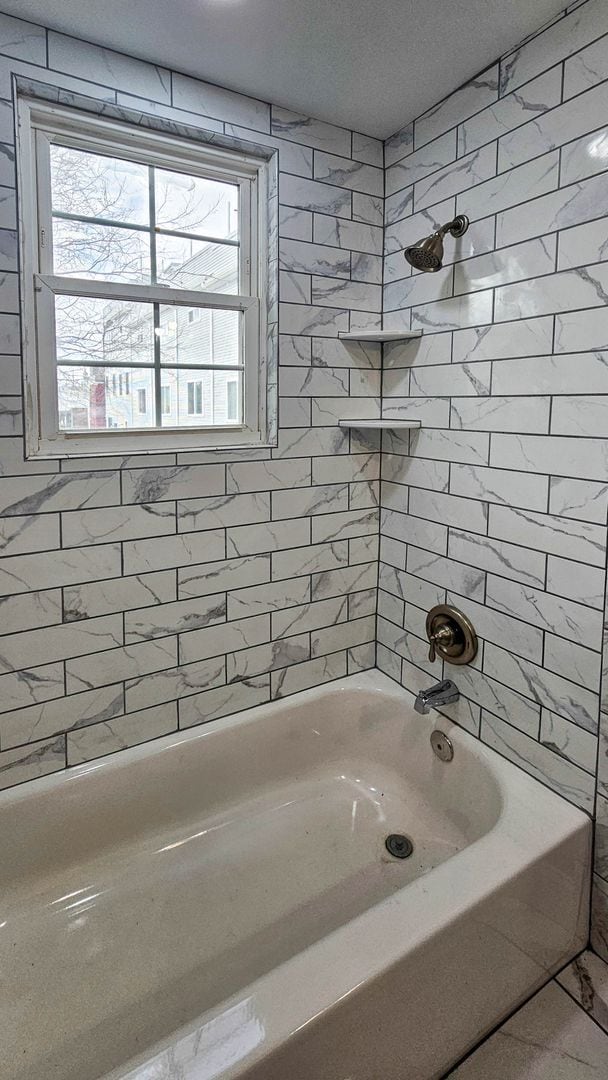 Building Photo - Must See!