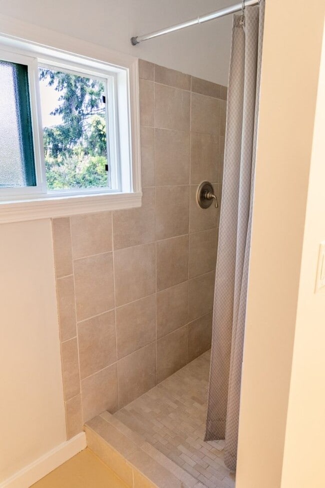 Building Photo - 4Bd/2Ba Seattle House