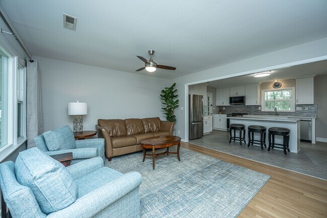 Building Photo - Charming Hanahan Ranch with Hardwood Floor...