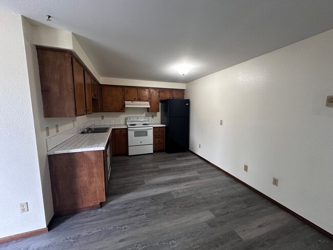 Building Photo - *COMING SOON* 2 Bedroom 1 Bath Single Story 4-plex