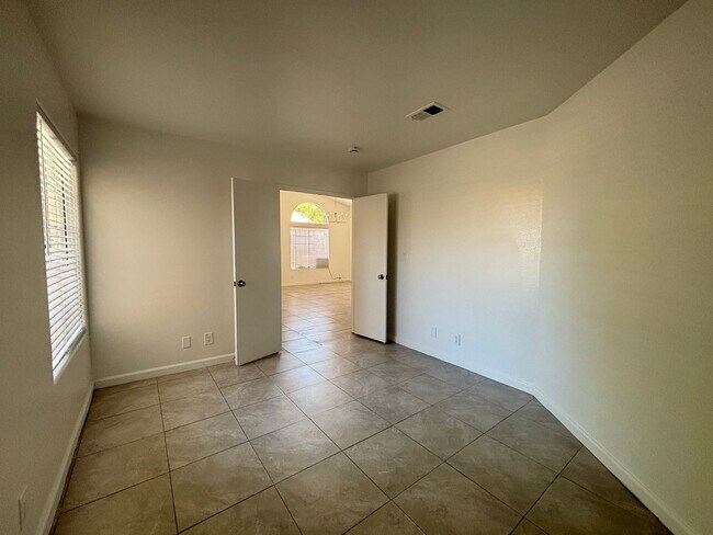 Building Photo - Renovated Spacious East Lancaster Single Story Home