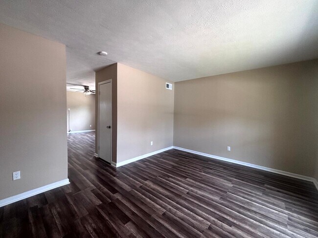 Building Photo - 5523 Livingston Dr