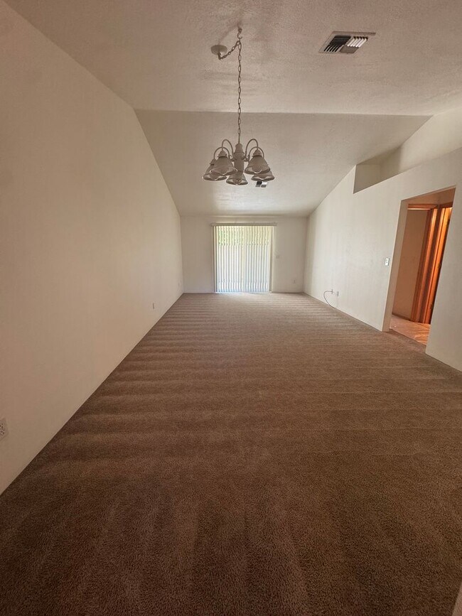 Building Photo - 2 bedroom 2 bath duplex for rent in Grants  Pass