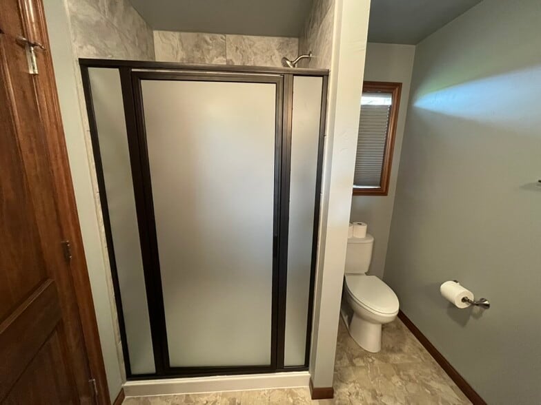 glass-shower - 1454 Chickory Ct