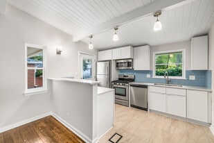 Building Photo - 1185 Oakfield Dr SE