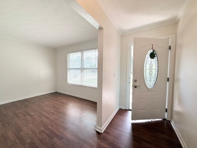 Building Photo - Spacious Living, Modern Updates & Fully Fenced Yard