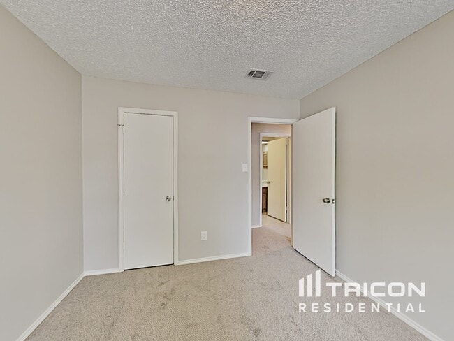 Building Photo - 227 Lemon Dr