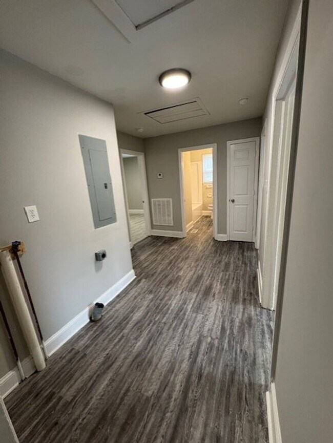Building Photo - 3 Bedroom 1 bath  Remodeled Home