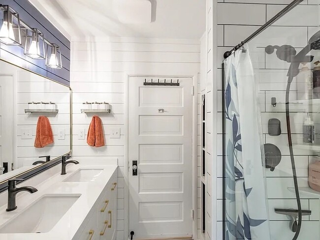 Building Photo - 423 W 17th Ave