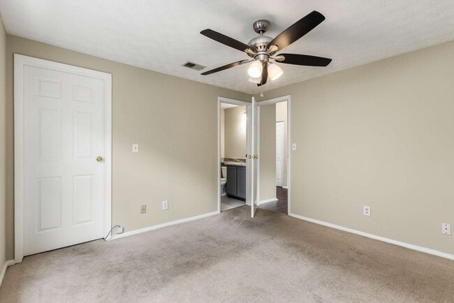 Building Photo - Great Location 2nd Floor Condo