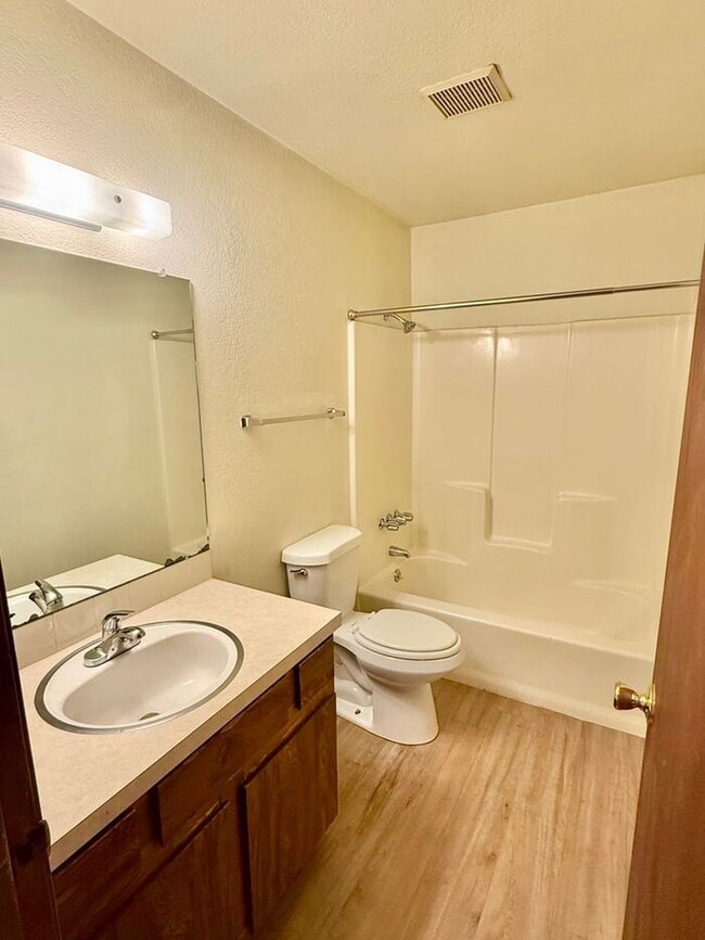 Building Photo - Cozy 2 Bed/1 Bath Apartment in North Lovel...