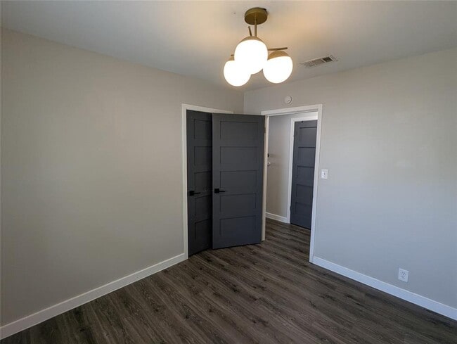 Building Photo - 5806 Glenhollow Path