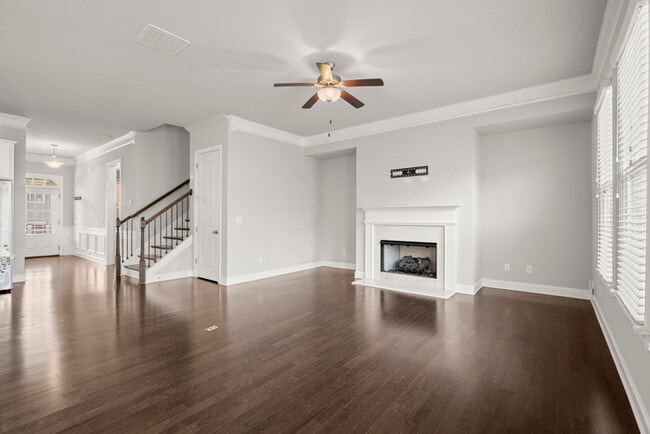 Building Photo - Townhouse - 4 Beds - 4 Bath