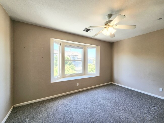 Building Photo - Spacious Townhouse in San Mateo