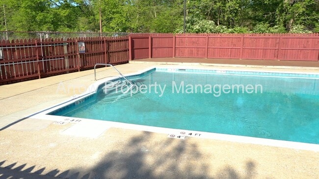 Building Photo - 2 Bedroom / 2.5 Bathroom / Amenities Include Pool & Tennis Courts / Assigned Parking / Minutes to...