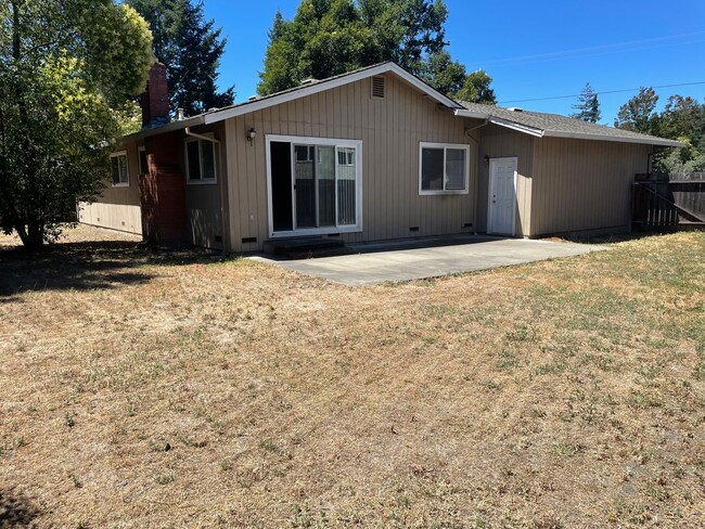 Building Photo - Clean 3 bedroom 2 bath Rincon Valley Home ...