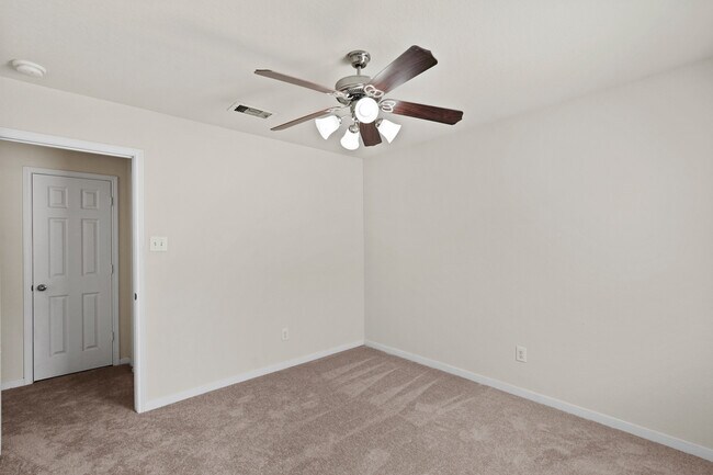 Building Photo - 1102 Honeysuckle Vine Dr