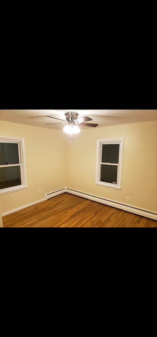 Building Photo - 325 Hall St