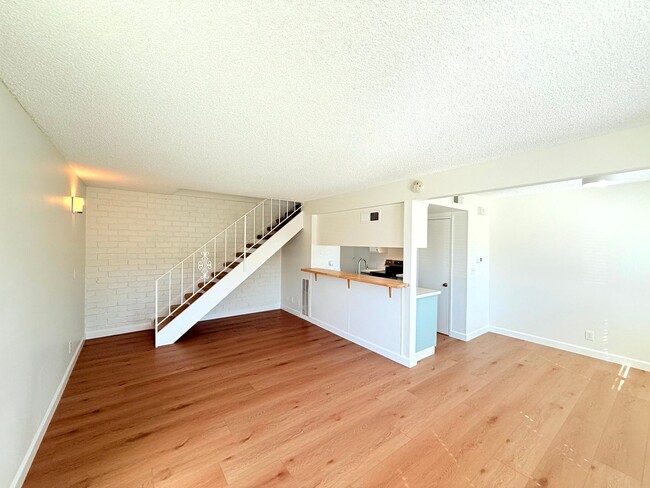 Building Photo - Fantastic Renovated 2 story - 2 bed + 1 ba...