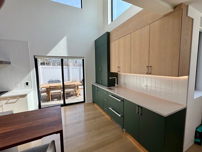 Building Photo - 22 Parker St