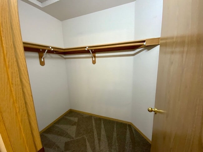 Building Photo - Large 2 Bedroom. 1.5 Bath Townhouse with G...