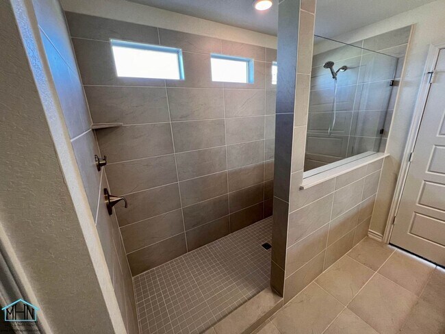Building Photo - Beautiful 2-story 4 bed/2.5 bath home with...