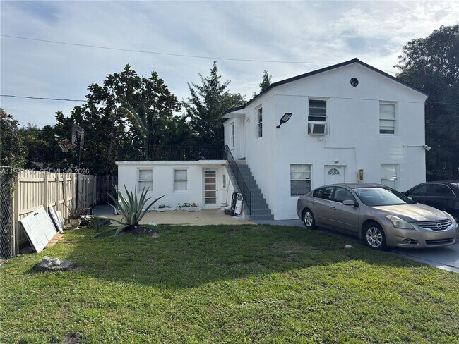 Building Photo - 921 N 17th Ct