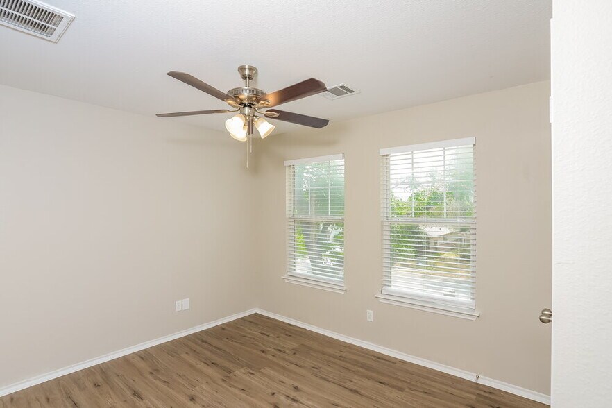Building Photo - 8639 Sunny Oaks