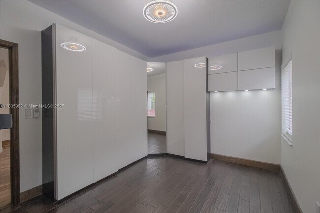 Building Photo - 3722 Royal Palm Ave