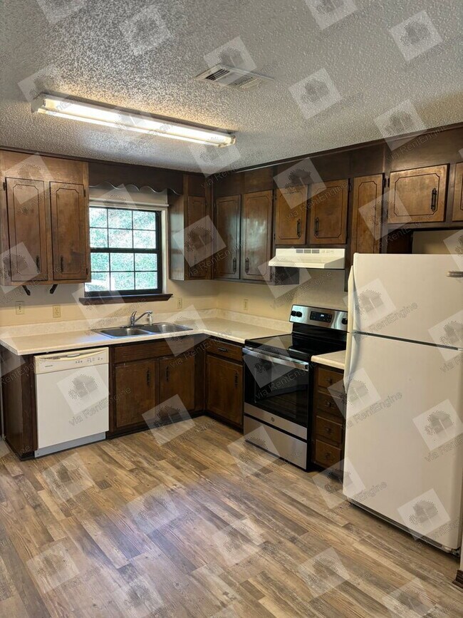Building Photo - 5682 Crestwood Dr