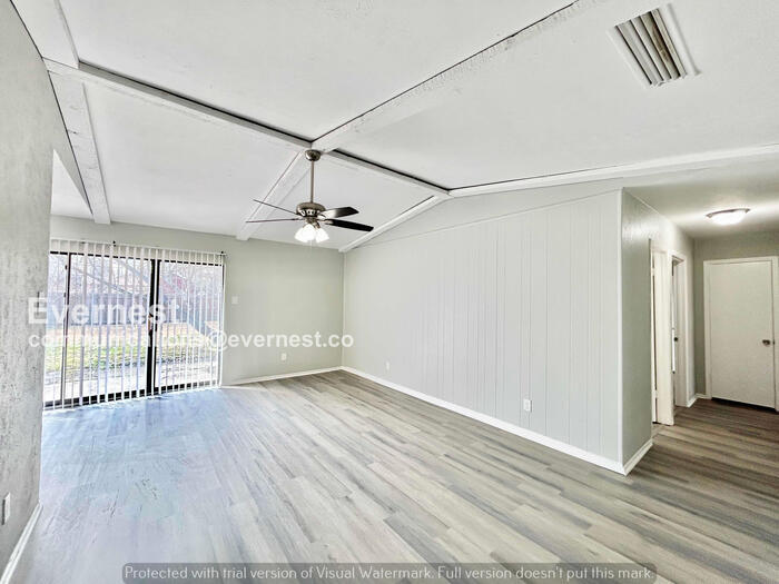 Building Photo - 415 Southlake Dr