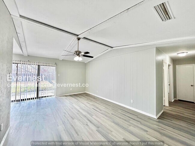 Building Photo - 3 Bed, 2 Bath Home with Fenced Yard & Garage / Pet-Friendly / Available Now!