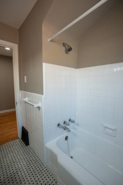 Building Photo - 5608 Chippewa St