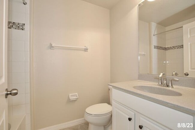 Building Photo - Beautifully Appointment 3/2.5 Modern Townh...