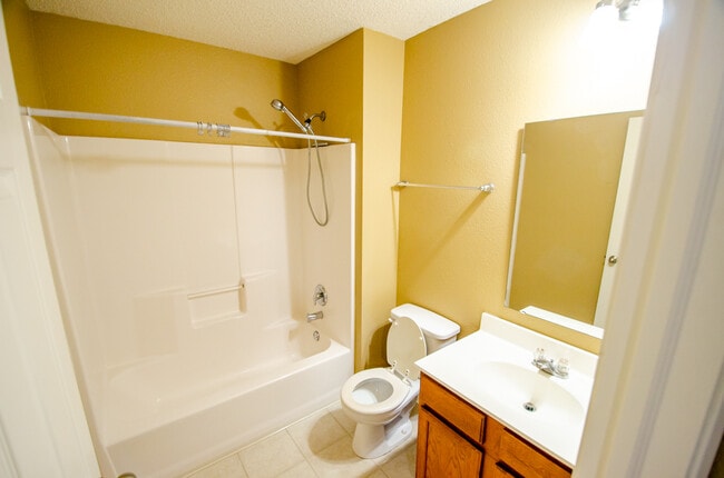 Building Photo - 2322 Middle View Dr