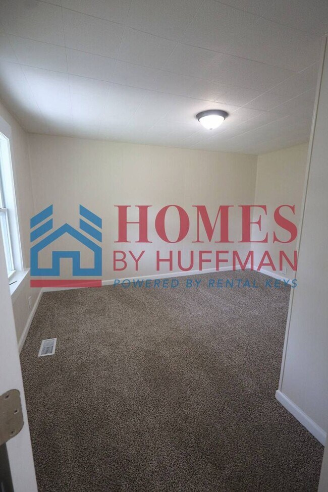 Building Photo - Two Bedroom House | Move in Ready
