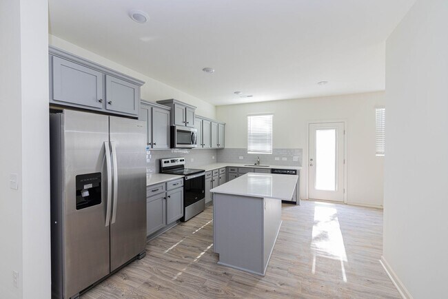 Building Photo - Available June 24th  3br 2.5 ba townhome i...