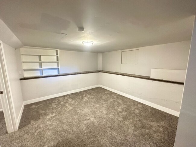 Building Photo - Beautiful 6 bedroom 2 bathroom home is a m...