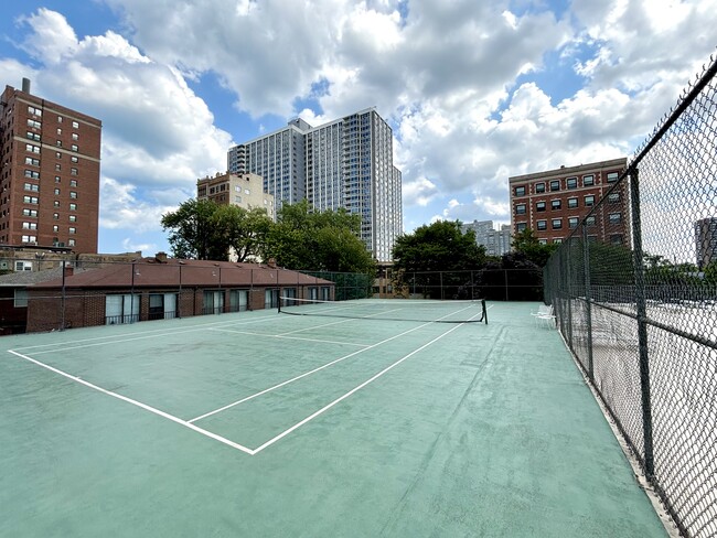 Building Photo - 4343 N Clarendon Ave