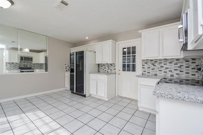 Building Photo - 9334 Golden Wood Ln