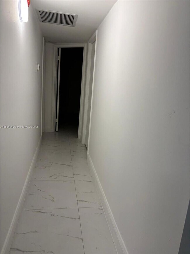 Building Photo - 18151 NE 31st Ct