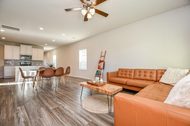 Building Photo - 16868 Pink Wintergreen Dr